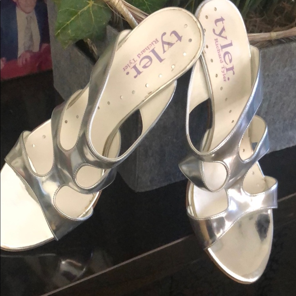 Never worn! Glamorous shiny silver sandal w/ heel